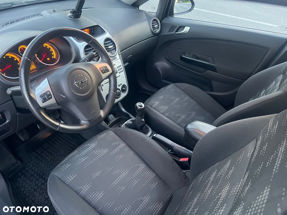 Opel Corsa 1.4 16V Cosmo - 9