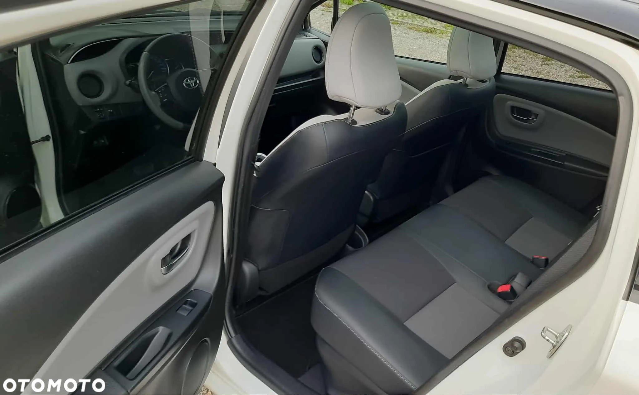 Toyota Yaris Hybrid 1.5 VVT-i Style Selection - 28