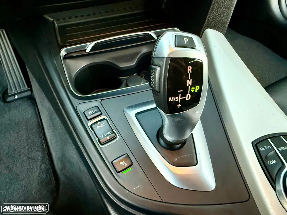BMW 320 d Touring Ultimate Auto - 13