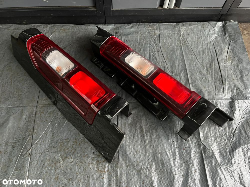 TRAFIC Talento Vivaro Lampa tylna lewa prawa komplet plus plastik 265504656R - 2