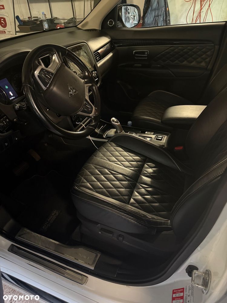 Mitsubishi Outlander - 12