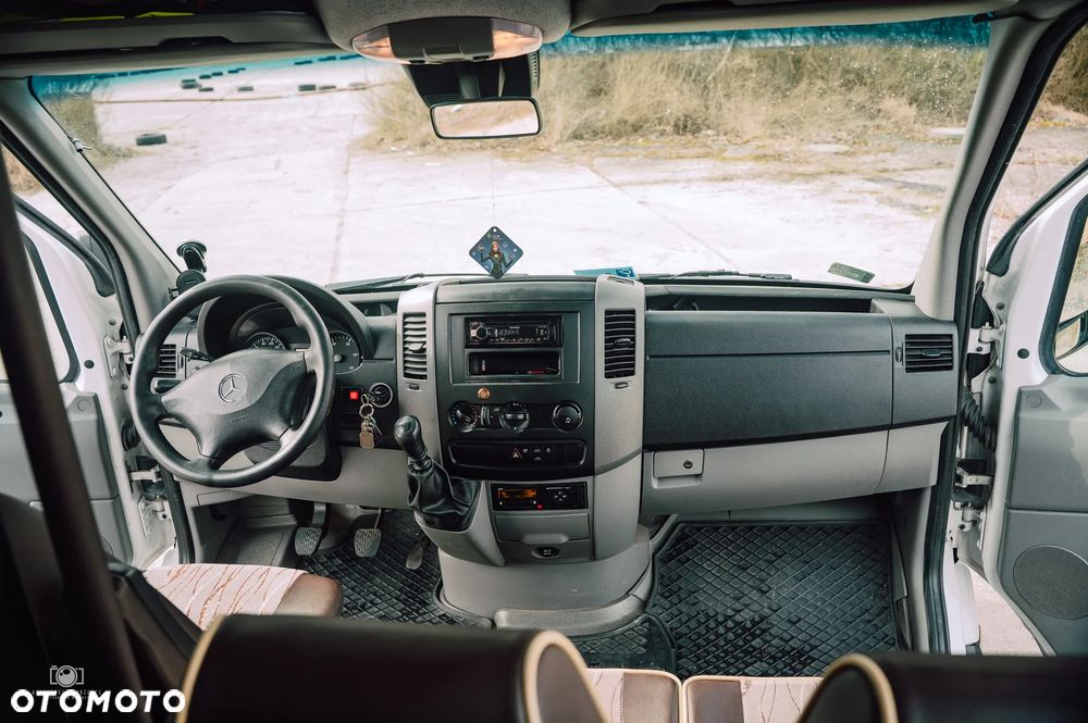 Mercedes-Benz 519 - 17