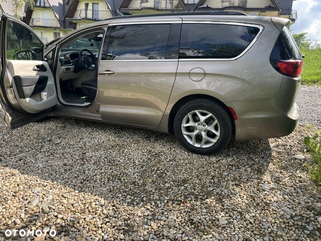 Chrysler Pacifica - 11