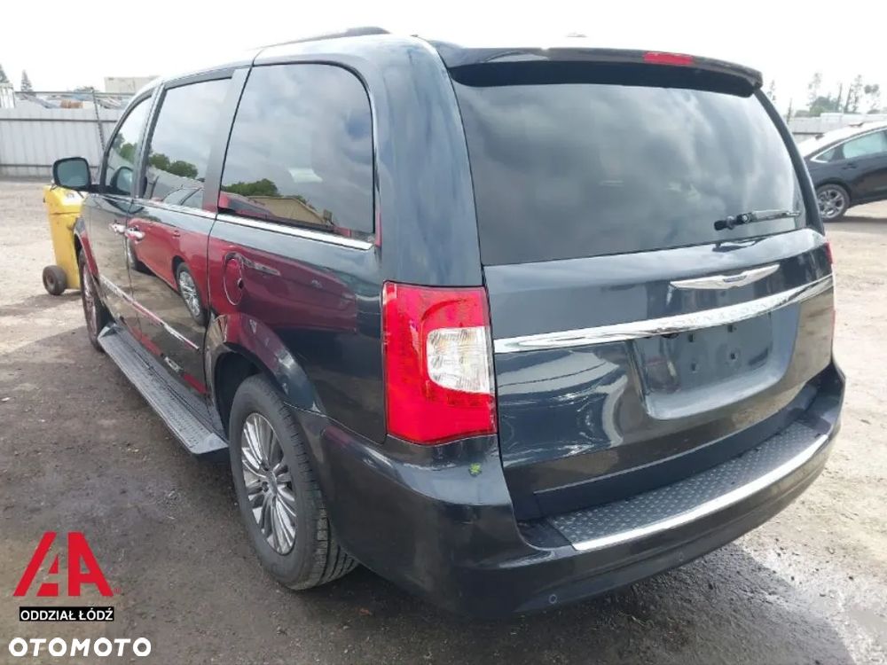 Chrysler Town & Country - 7