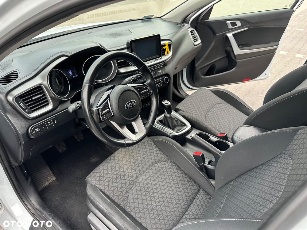 Kia Ceed 1.6 CRDi SCR M - 30