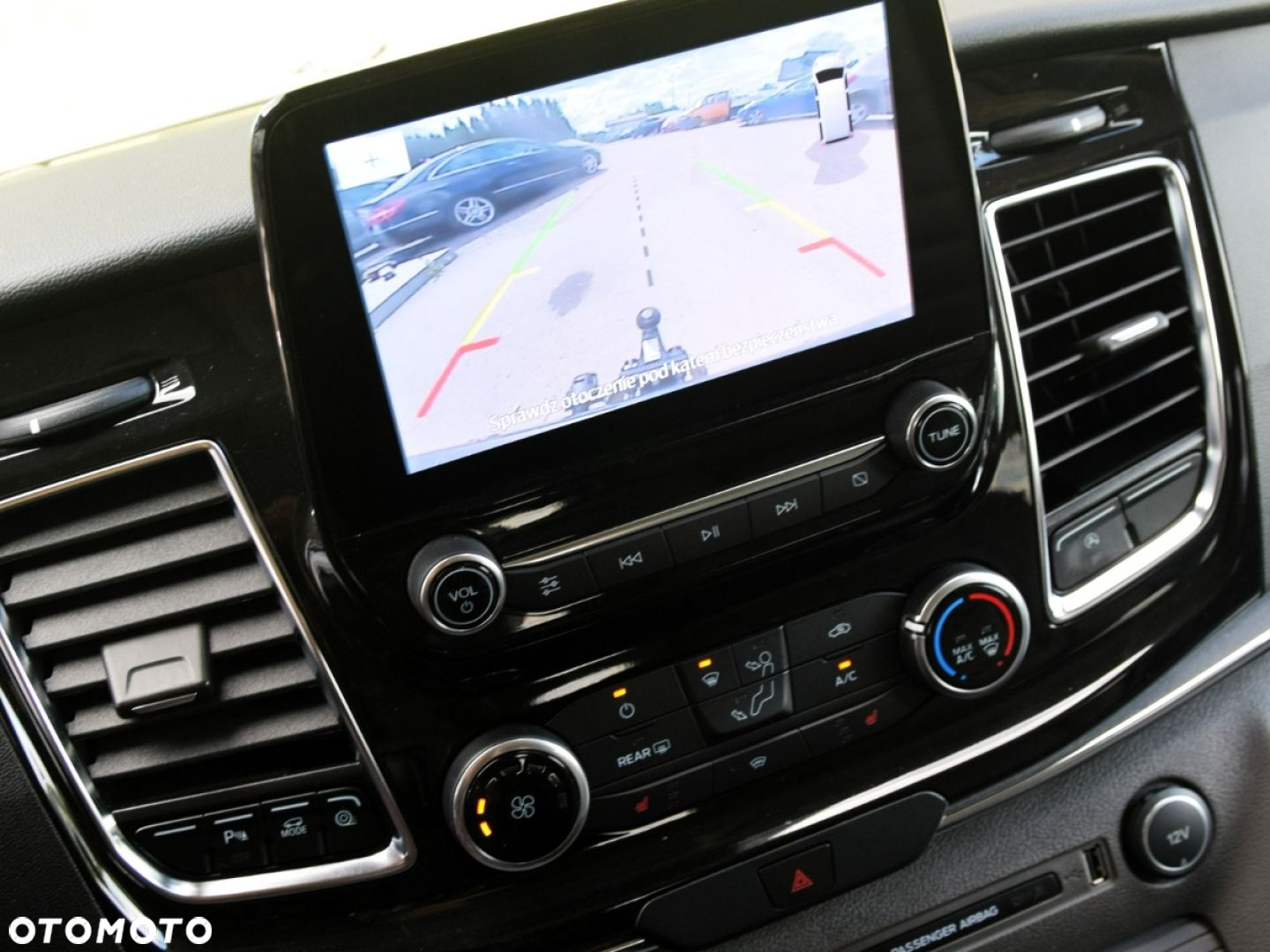 Ford Tourneo Custom - 22