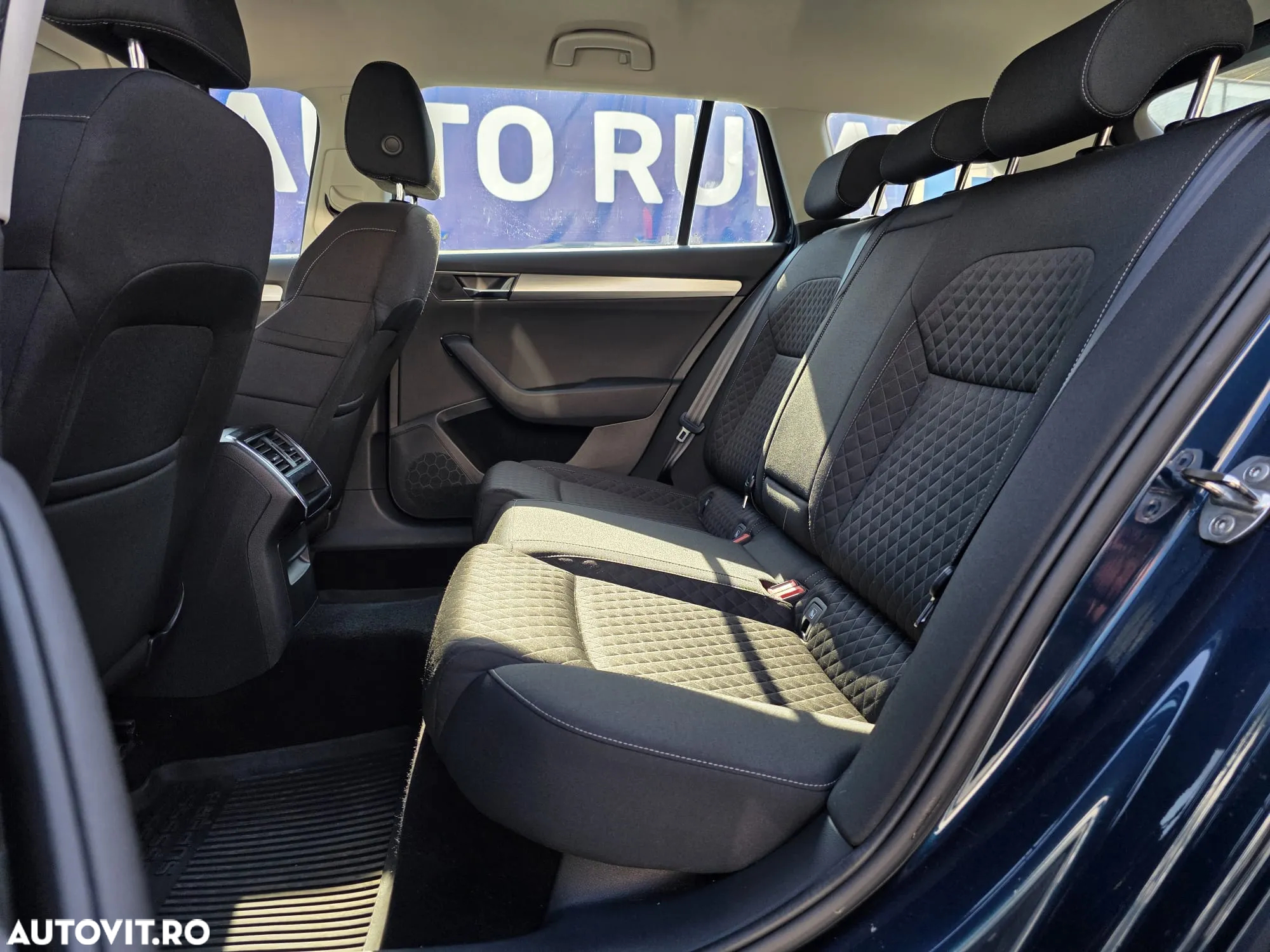 Skoda Superb Combi 2.0 TDI DSG Ambition - 23