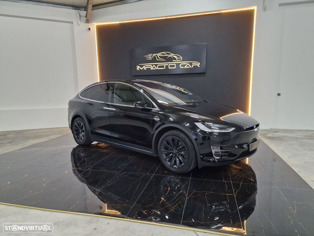 Tesla Model X 90D - 13