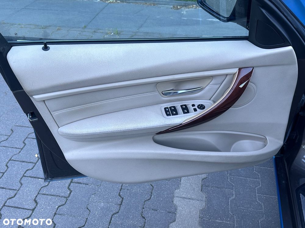BMW Seria 3 328i xDrive Modern Line - 13