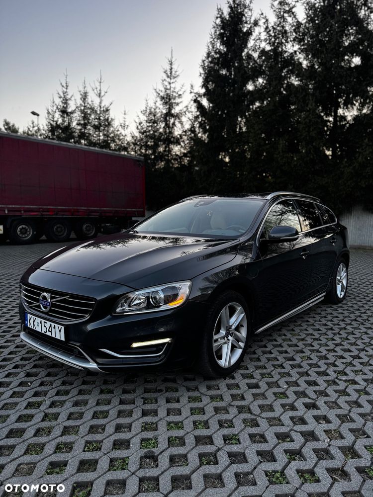 Volvo V60 D6 AWD Plug-in Hybrid R-Design Summum - 1