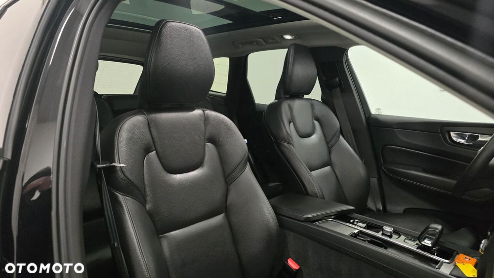 Volvo XC 60 B5 D AWD Ultimate Dark - 26