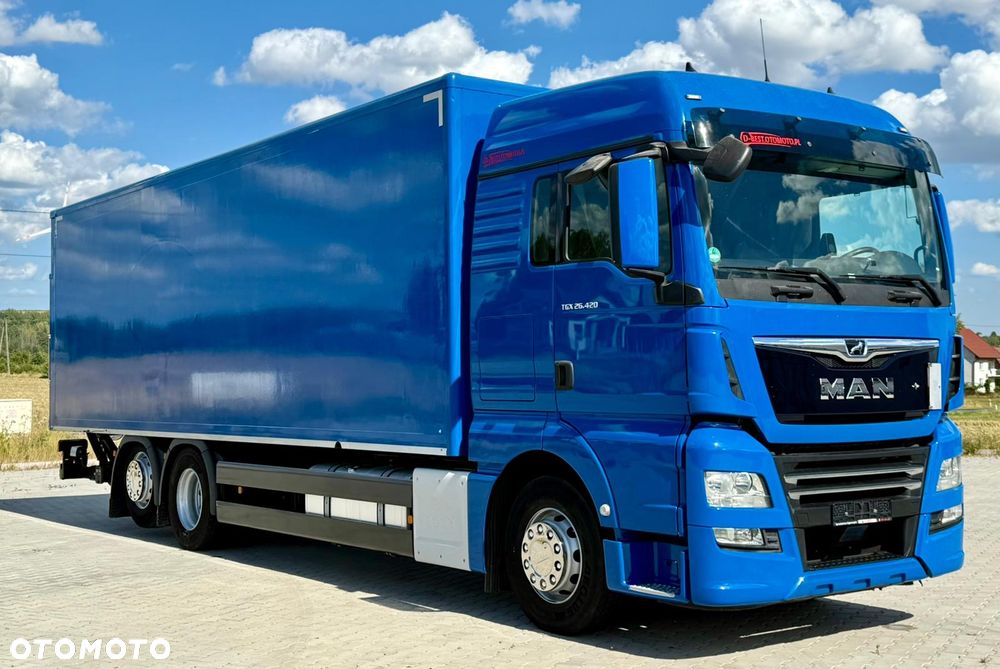 MAN TGX 26.420 / KONTENER / WINDA / 8.5 M DŁUGOŚCI / 21 EUROPALET / 6x2 / 3 OŚ PODNOSZONA I SKRĘTNA / ŁADOWNOŚĆ 14 415 KG / 2018 ROK / Z NIEMIEC - 2