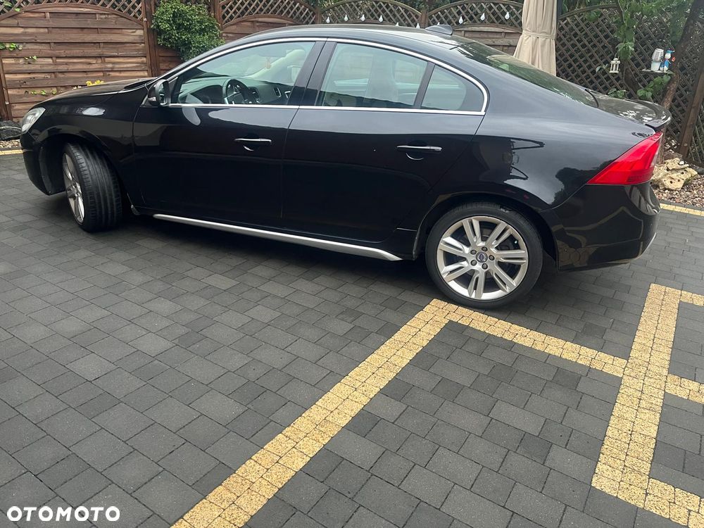 Volvo S60 D2 R-Design - 1