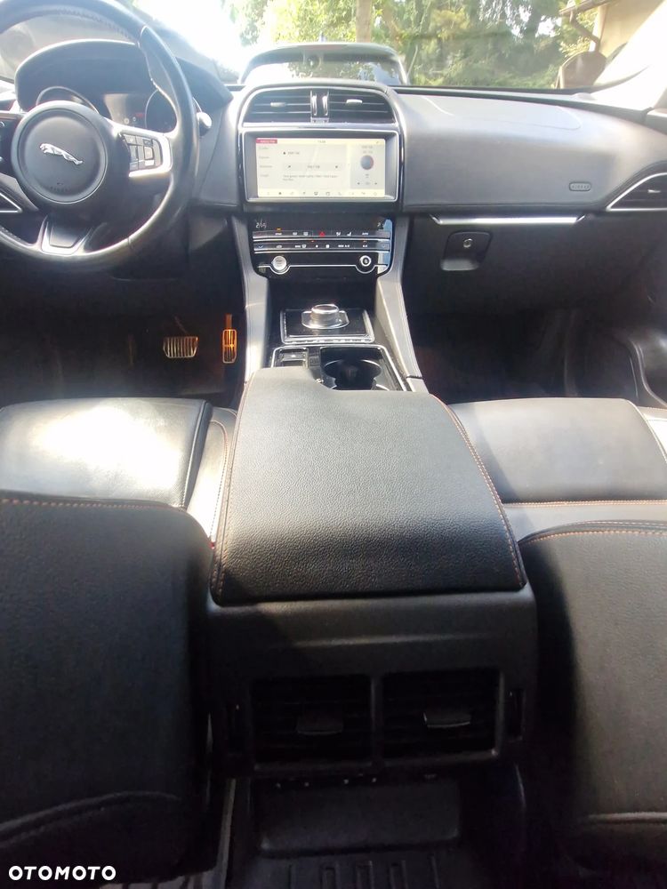 Jaguar F-Pace 2.0 i4D AWD Pure - 22