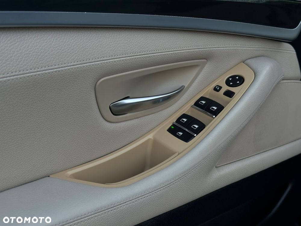 BMW Seria 5 530d xDrive Touring Sport-Aut Modern Line - 29