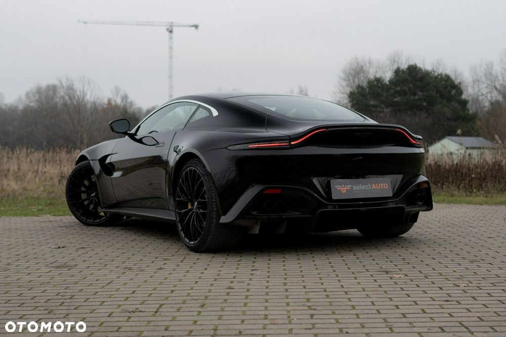 Aston Martin Vantage - 5