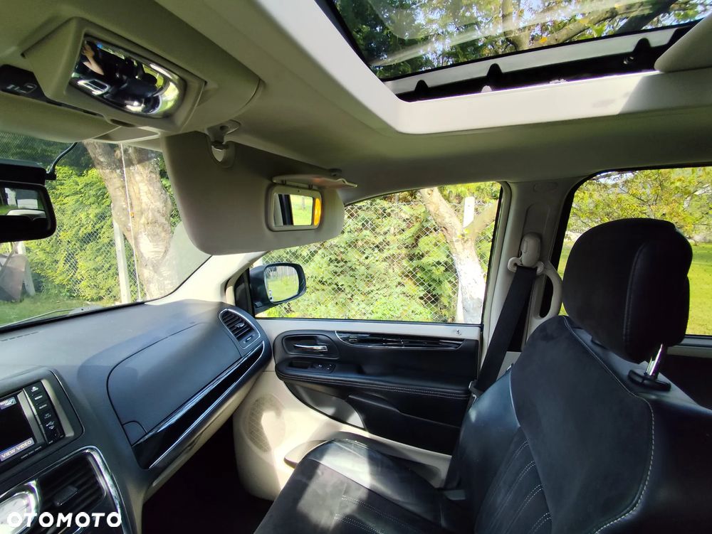 Chrysler Town & Country 3.6 Limited - 26