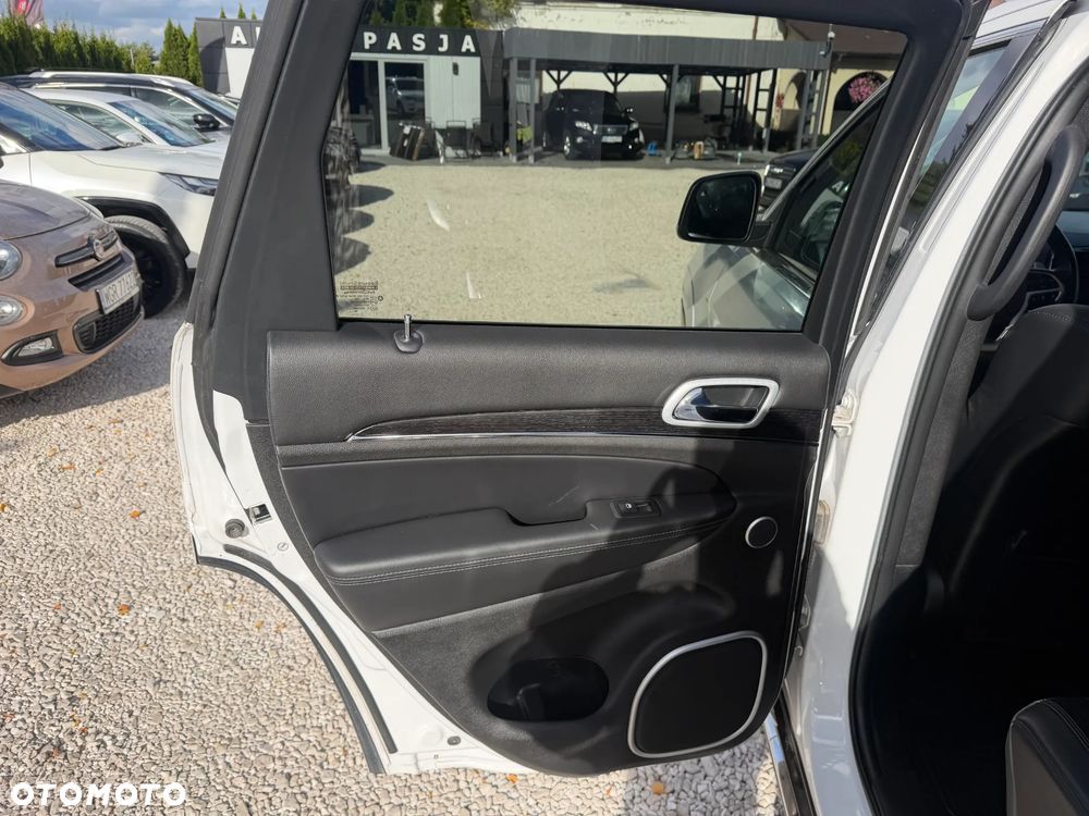 Jeep Grand Cherokee - 22