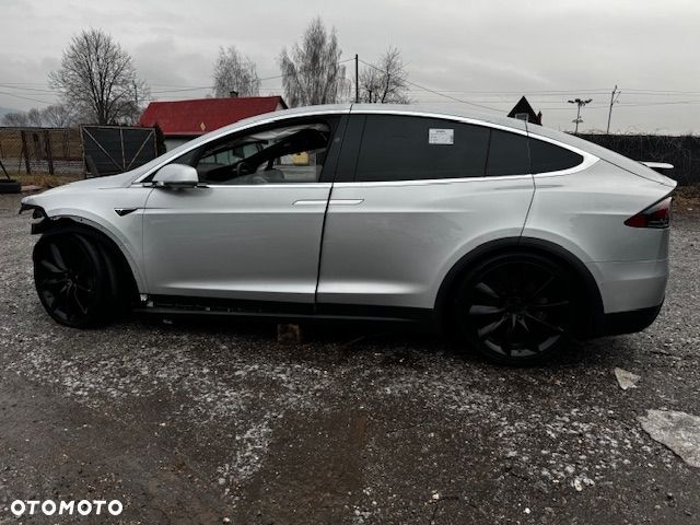 Tesla Model X - 12