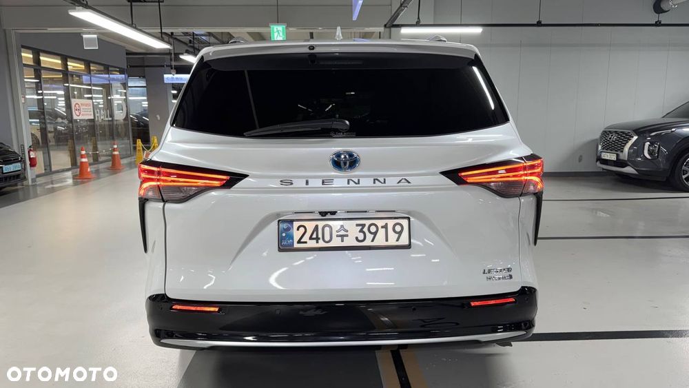 Toyota Sienna - 6