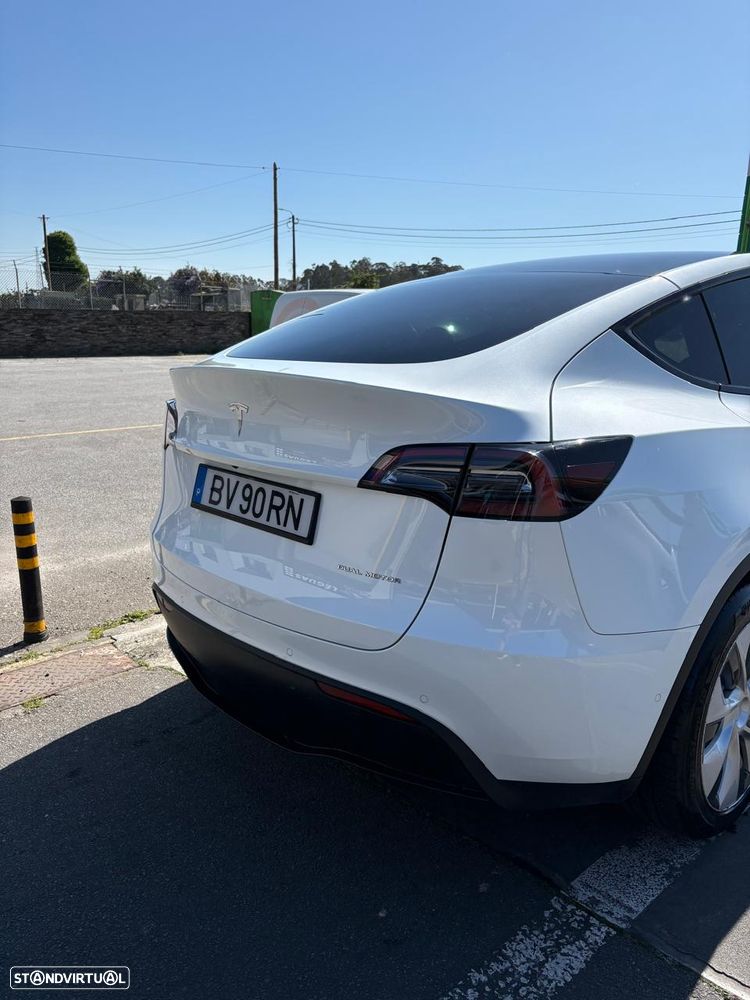 Tesla Model Y - 8