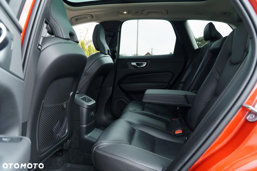 Volvo XC 60 T6 Plug-In Hybrid AWD Plus Dark - 14