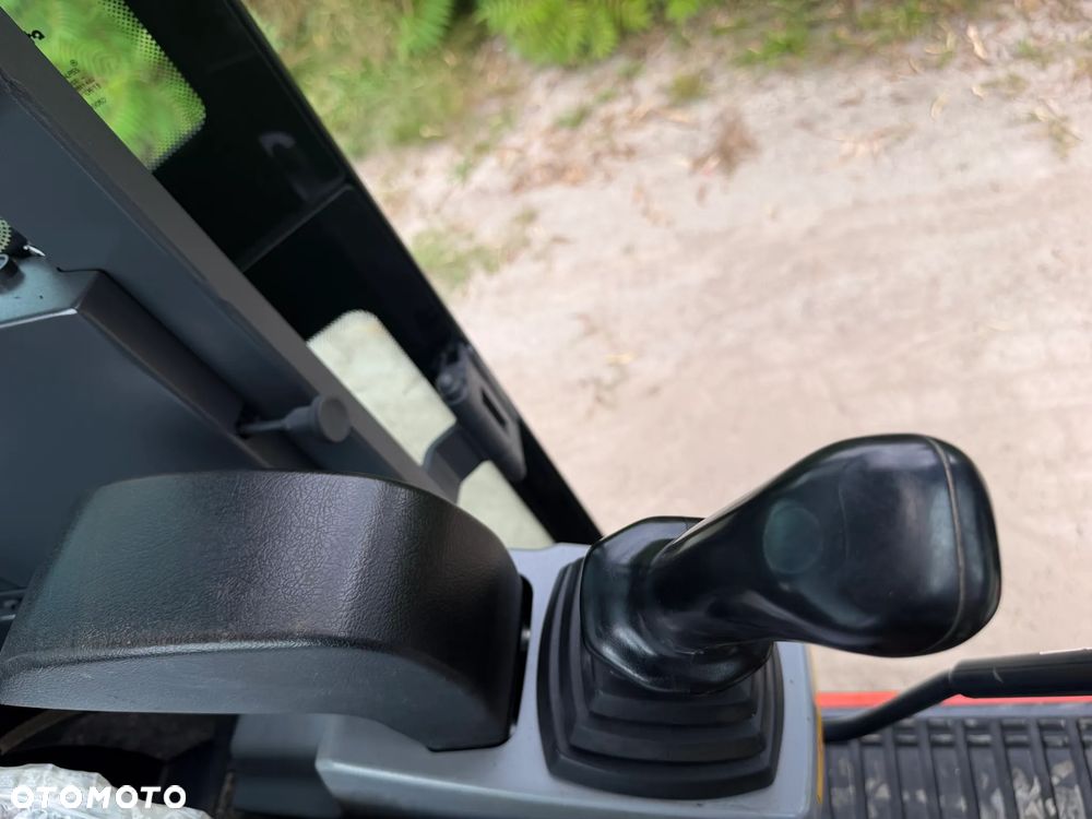 Kubota U27 Minikoparka koparka gąsienicowa 2.8 tony. jak Nówka sztuka z salonu! 2017 rok. 1570mtg. Przywieziona z Gospodarstwa Norweskiego! Zadbana Maszyna ani deka luzów i wycieków. Aktualna Dekra dokumentacja BMWT! Łyżka skarpowa uchylna Hydrauliczna! Szybka wolna jazda. Zamki na tłokach. Wersja Norweska!! OKAZJA Tanio - 31