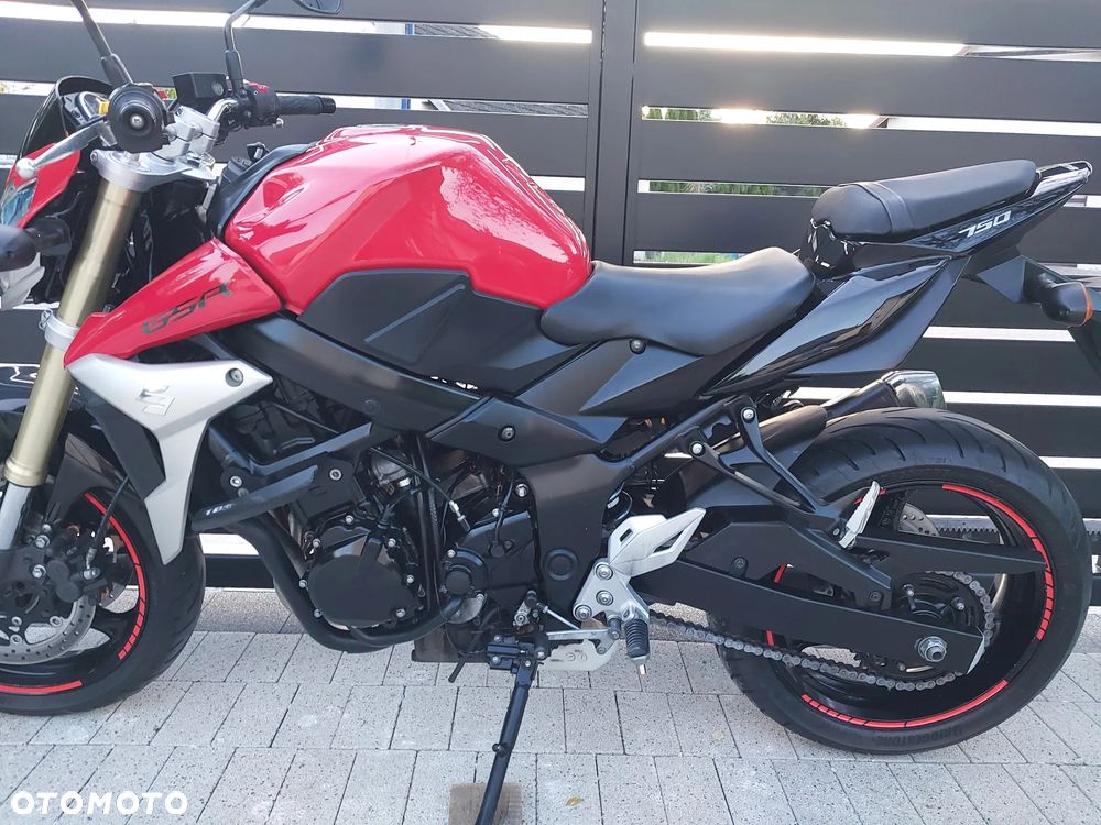 Suzuki GSR - 4
