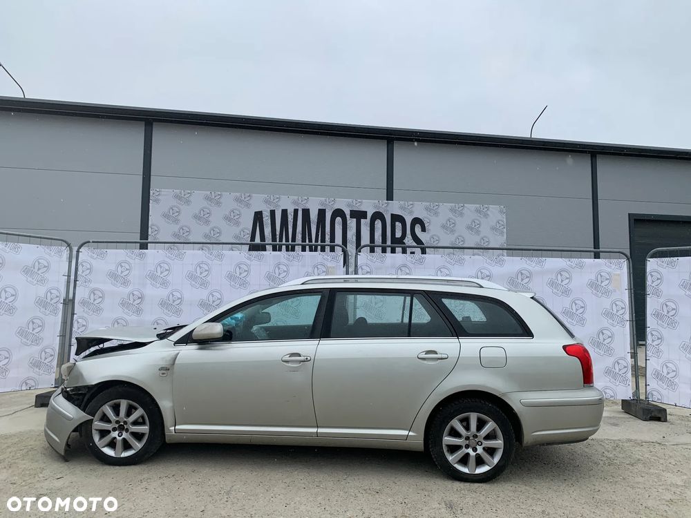 TOYOTA AVENSIS 2004 *SAMOCHÓD NA CZĘŚCI*  MASKA, LAMPA, DRZWI, LUSTERKO, ZDERZAK, GRILL, BŁOTNIK, KLAPA, BELKA, DESKA, FOTELE, KANAPA, ĆWIARTKA KIEROWNICA, TARCZE, ZACISKI, ZAWIESZENIE, KOMPLETNY PRZÓD, KOMPLETNY TYŁ, LICZNIK, ZEGARY, PRAWE LEWE PRZÓD TYŁ - 4
