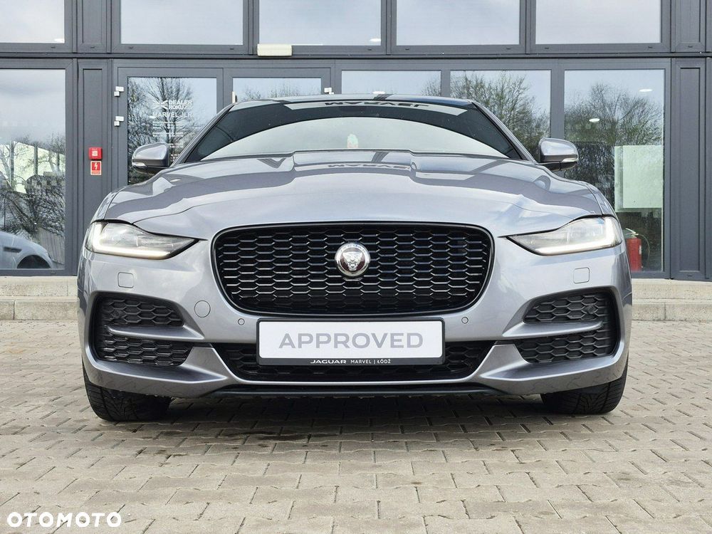 Jaguar XE - 4