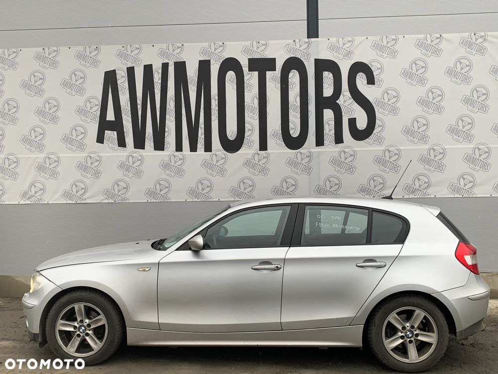 BMW SERIA 1 116 2006 *SAMOCHÓD NA CZĘŚCI* 3890 MASKA, LAMPA, DRZWI, LUSTERKO, ZDERZAK, GRILL, BŁOTNIK, KLAPA, BELKA, DESKA, FOTELE, KANAPA, ĆWIARTKA KIEROWNICA, TARCZE, ZACISKI, ZAWIESZENIE, KOMPLETNY PRZÓD, KOMPLETNY TYŁ, LICZNIK, ZEGARY, PRAWE LEWE PRZÓD TYŁ - 3
