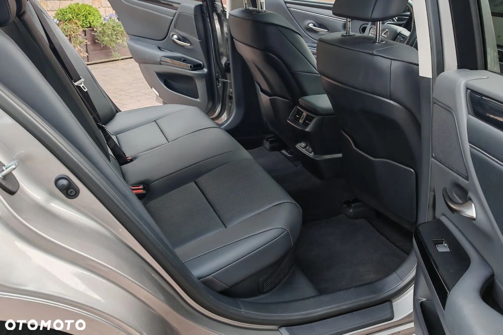 Lexus ES 300h Business Edition - 11