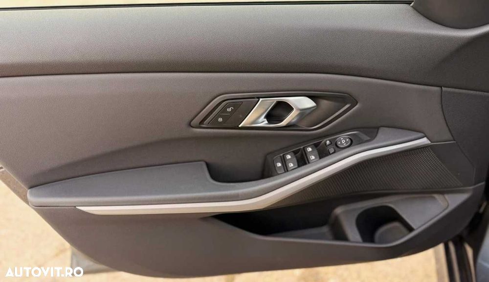 BMW Seria 3 320i AT - 14