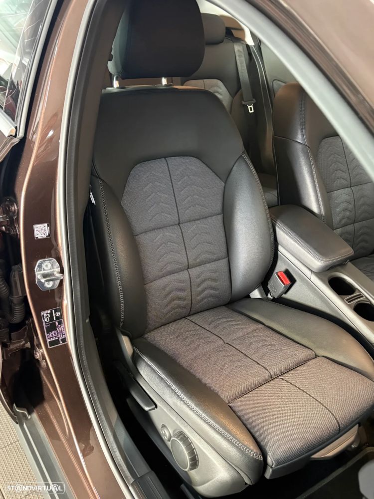 Mercedes-Benz GLA 220 4Matic 7G-DCT - 11