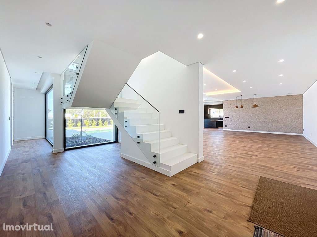 Moradia T5 na Aroeira - Charneca da Caparica. - Grande imagem: 2/28