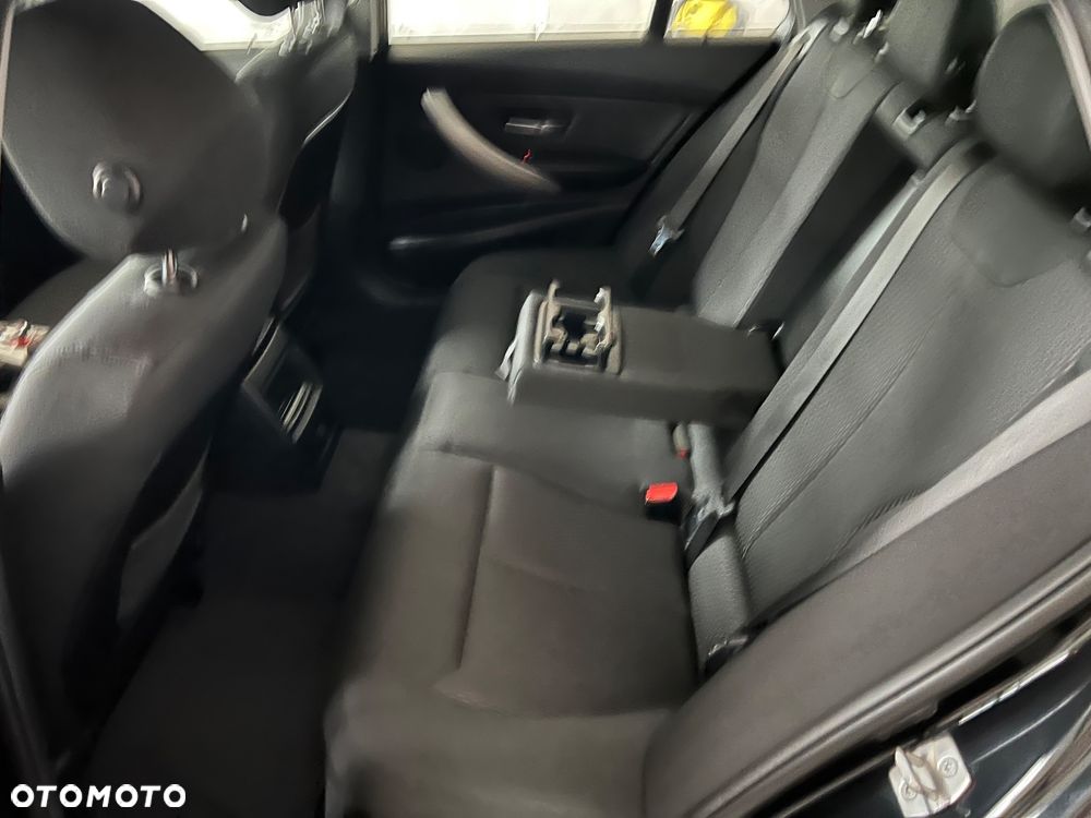 BMW Seria 3 318d xDrive - 17
