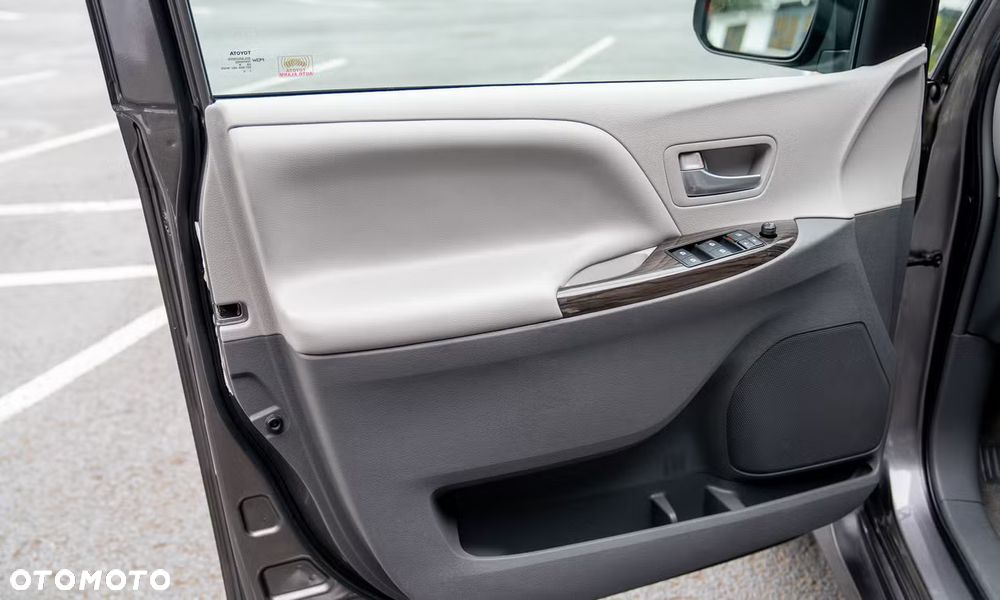 Toyota Sienna - 9