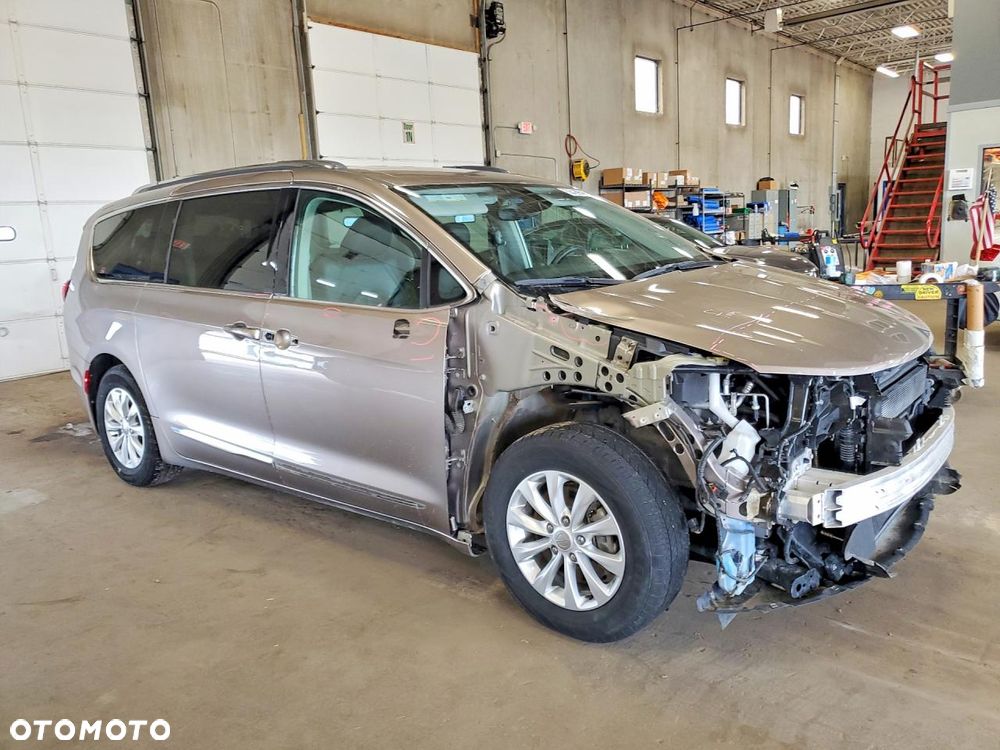 Chrysler Pacifica - 3