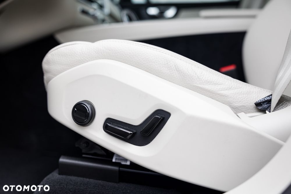 Volvo XC 60 B5 B AWD Plus Dark - 34