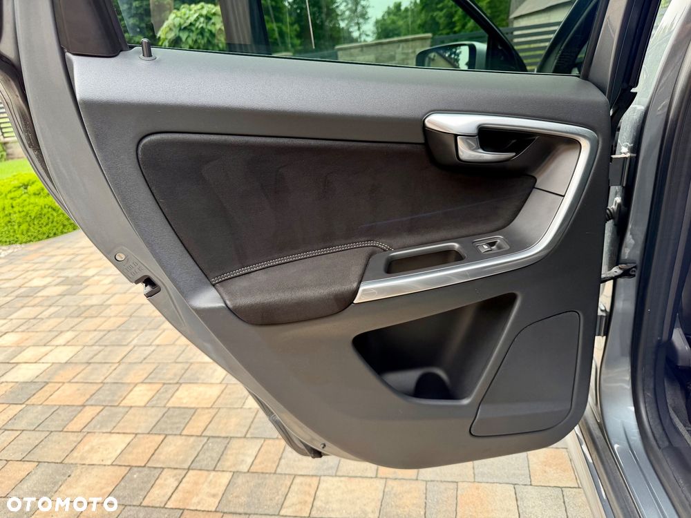 Volvo XC 60 D4 Drive-E R-Design Momentum - 13