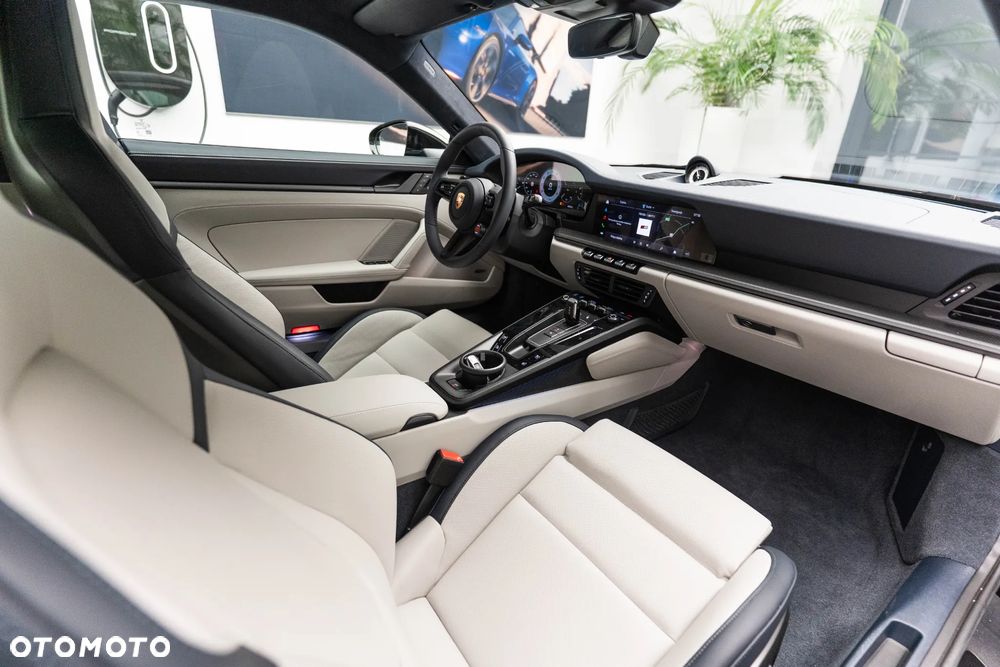 Porsche 911 Carrera 4 GTS - 11