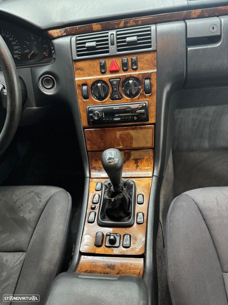 Mercedes-Benz E 250 TD Classic - 8