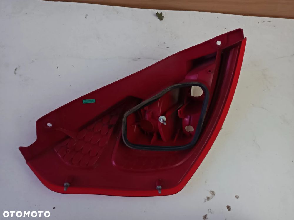 FORD FIESTA MK7 LAMPA PRAWY TYŁ 8A6113404A - 3