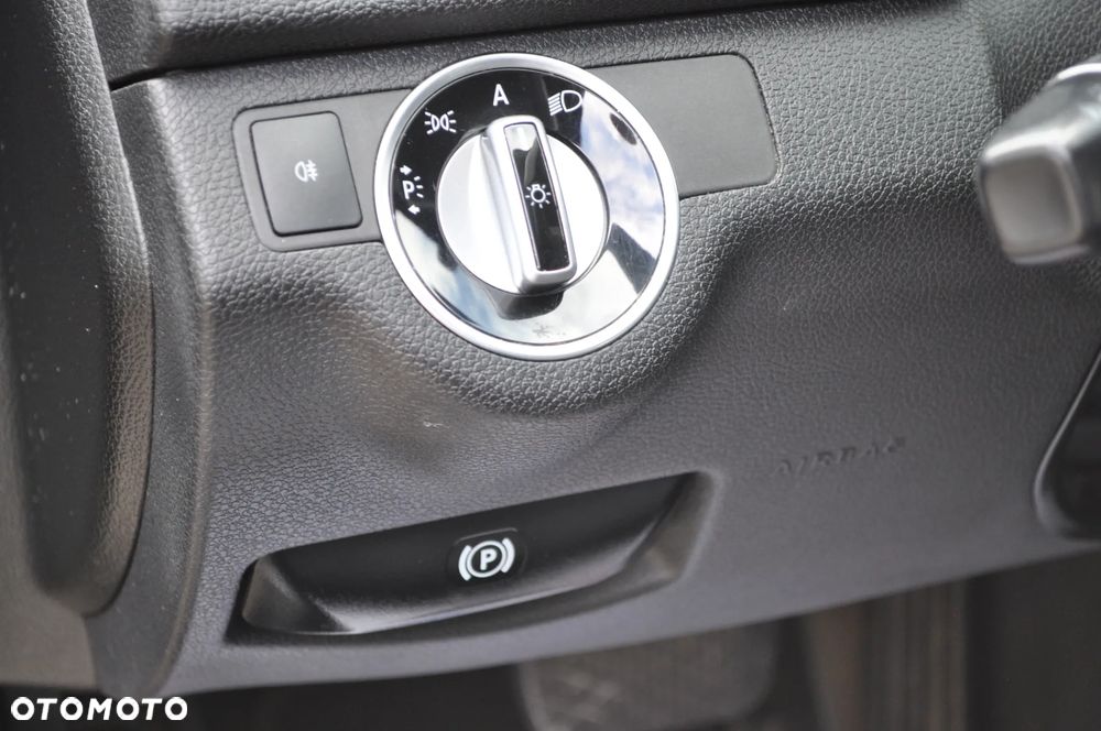 Mercedes-Benz Klasa C 200 CGI Automatik BlueEFFICIENCY Avantgarde - 24