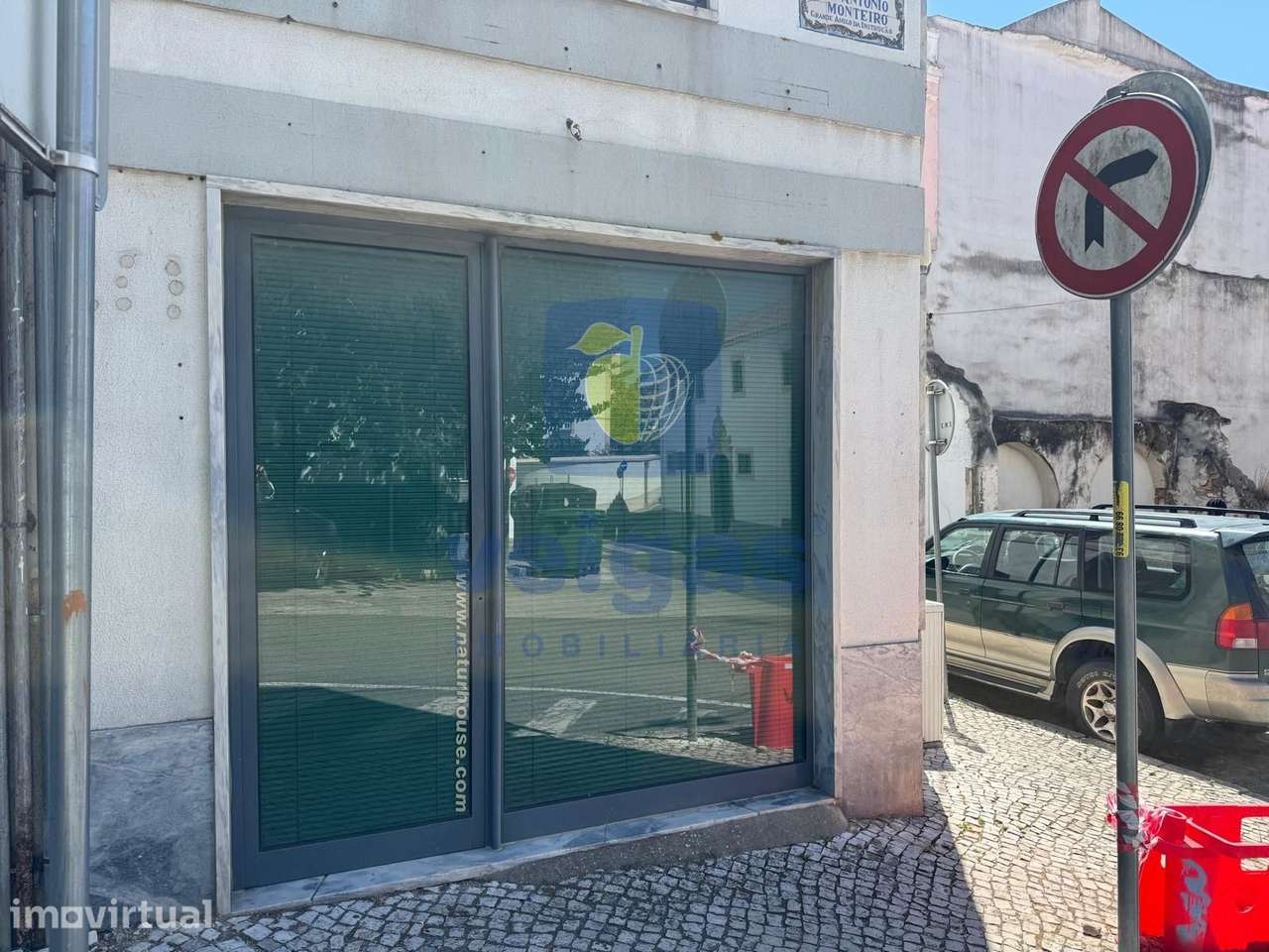 Prédio de 2 Pisos com Espaço Comercial - Grande imagem: 3/27