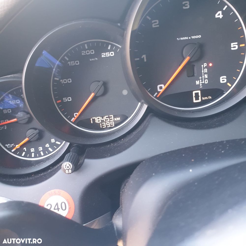 Porsche Cayenne 3.0 L - 6