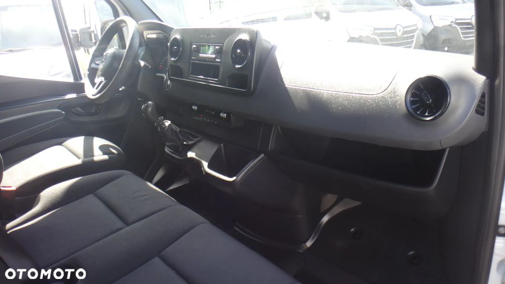 Mercedes-Benz Sprinter - 11