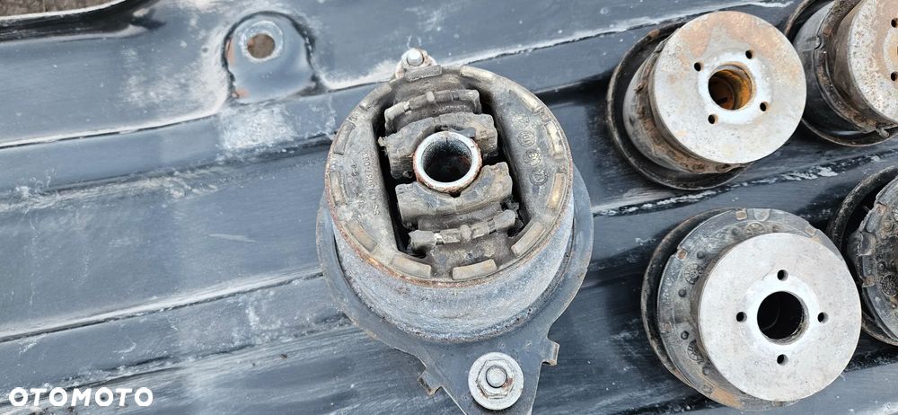 RAM 1500 V 5 2019- 4X4 5.7 HEMI QUAD CAB 1,5 Big Horn Rama samonośna Podwozie Poduszka ramy Osłona zbiornika Obudowa 52029964ac Przewód hamulcowy pompy ABS Instalacja ramy Wiązka kable Ucho Hak przedni Mocowanie 68323651AA 68323650AA - 29