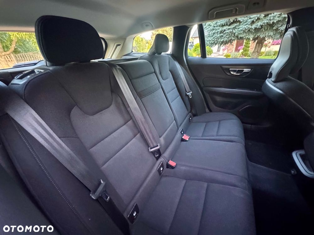 Volvo V60 B3 B DKG Momentum Pro - 33