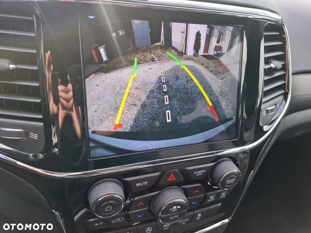 Jeep Grand Cherokee - 24